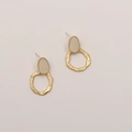 Pendientes de aro irregulares en dorado y crema mate con resina ovalada - Oro Mate Y Beige