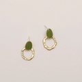 Pendientes minimalistas de esmalte verde y aro dorado martillado con diseño retro elegante - Oro de 14K Y Verde Aguacate