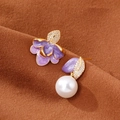 Boucles d'oreilles asymétriques en émail violet avec fleurs, perles et zircons dorés - Or 18K Violet Nacré