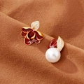 Boucles d'oreilles asymétriques fleur en émail rouge et perles sur velours marron - Or 18K Rouge Vin