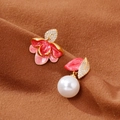 Boucles d'oreilles asymétriques fleur émaillée et perle en rouge et doré - Or 18K Perle Rose