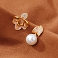Boucles d'oreilles asymétriques dorées avec fleurs en émail, zircones et perle blanche - Or 18K Perle Marron