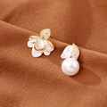 Boucles d'oreilles asymétriques avec fleur blanche, feuille zircon et perle élégante - Or 18 carats & Blanc Nacré