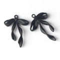 Detalle de dos colgantes de lazo negro mate para creación de joyería DIY - Negro