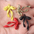 Colgantes de lazo minimalistas de aleación en amarillo rojo negro y oro para joyería DIY - Mezcla Aleatoria