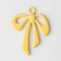 Detalle de colgante de lazo amarillo esmaltado con aro para joyería DIY y collares - Amarillo