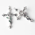 Vue détaillée du pendentif croix gothique avec rose en relief et détails d'émail vert - Argent