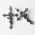 Détail d'un pendentif croix avec rose et feuilles en émail vert, vues avant et arrière - Métal canon