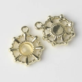 Makro-Detail von sonnenförmigen Goldlegierung-Anhängern mit gelbem Harz für DIY-Schmuck - Goldbasis Gelb