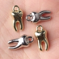 Minimalistische Zahn-Anhänger aus Legierung in Gold und Silber für DIY-Schmuck - Zufällige Mischung