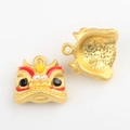 Detalle de colgante de león danzante dorado con esmalte rojo, perlas y reverso texturizado - Oro Mate