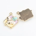 Vue détaillée du pendentif tulipe en émail avec perle sur un cadre en alliage doré - Base dorée violet-jaune