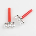 Détail de boucles d'oreilles en perles blanches avec base argentée et manchons de protection - Argent