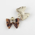 Détail du pendentif nœud imprimé léopard avec zircons et dos en métal doré - Base Dorée Léopard Sombre Double Strass