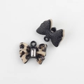 Détail de breloques nœud papillon léopard et noir mat avec incrustation de zircone - Base Noire Léopard Blanc Grand