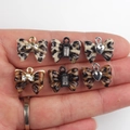 Leopardenmuster Schleifenanhänger mit Zirkonia-Inlay für DIY-Schmuckherstellung Set - Zufällige Mischung
