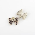 Anhänger in Schleifenform mit Leopardenmuster und Zirkonia für DIY-Schmuckdesign - Goldener Sockel Mit Weißem Leopardenmuster Und Zwei Diamanten