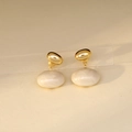Boucles d'oreilles dorées ovales avec pendentifs en résine marbrée de style français - Tige en argent 925 / Blanc Nacré