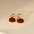 Boucles d'oreilles minimalistes dorées avec pendentifs ovales en résine rouge foncé - Tige en argent 925 / Bordeaux