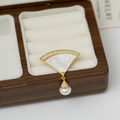 Elegante broche de nácar blanco en forma de abanico bañado en oro con perla - Broche / Estilo Nácar Blanco Oro 18K