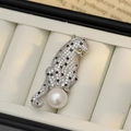 Luxe luipaardbroche met zirkonia en een grote parel voor pakken en jassen - Zilver