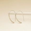 Pendientes geométricos minimalistas en plata con ganchos curvos y diseño elegante - Ganchos para pendientes / Plateado