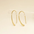 Pendientes ear cuff geométricos bañados en oro con un diseño curvo y suave - Ganchos para pendientes / Oro Claro