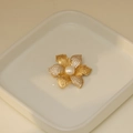 Eleganter goldener Blumen-Brosche mit weißer Perle und glänzenden Zirkonia-Blütenblättern - 16K Gold Matt Emaille Stil
