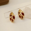 Boucles d'oreilles créoles dorées vintage avec émail rouge foncé et strass blancs - Style Bordeaux (EH14498)