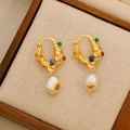 Pendientes de perlas vintage francesas con cuentas de colores y aros de metal dorado trenzado - Hebilla de oreja / Bañado en oro de 18 quilates + perla de agua dulce