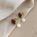 Boucles d'oreilles rétro en or avec résine brune et perles blanches élégantes - Or 14K Café Foncé