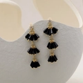 Elegante goldene Ohrringe mit dreistufigen schwarzen Fächern und funkelndem Kristall - 16K Gold Schwarz (925 Silber Stift)
