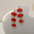 Lange Quastenohrringe in leuchtendem Rot mit drei Ebenen und goldenen Details - 16K Gold Rot (925 Silber Stift)