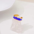 Bague émaillée bleue ondulée avec oxydes de zirconium sur support minéral blanc - Électrophorèse Or 16K Bleu Klein (Bague Ouverte)