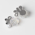 Détail de breloques en résine camélia et perles pour création de bijoux DIY - Base Argent Blanc
