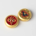 Makro-Detail von Legierungsperlen mit rotem Emaille-Drachen und Ruyi-Muster für DIY-Schmuck - Roter Hintergrund Zwei Augen