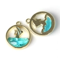 Detailweergave van twee ronde walviskristallen hangers met gouden legering monturen - Gouden Rand Blauw