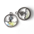Detail van ronde hangers met oceaan- en bergmotieven voor het maken van DIY-sieraden - Zilveren Rand Iriskaderend