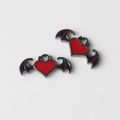 Detailansicht der roten Teufelsherz-Anhänger mit Fledermausflügeln für DIY-Schmuckzubehör - Metallic Rot Schwarz