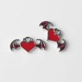 Detalle de dijes de corazón de esmalte rojo con alas de diablo plateadas para joyas DIY - Base de Plata Rojo