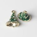 Detailweergave van groene emaille kerstboom hanger met strass en gouden ring - Goud