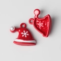 Macro-opname van rode kerstmuts hanger met sneeuwvlok en parel voor DIY sieraden maken - Rood