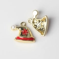 Detail van rode emaille kerstmuts hanger met parel voor DIY sieraden maken - Goud