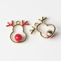 Vista macro de dos colgantes de reno navideño con esmalte rojo y detalles de perlas - Base de Oro Rojo
