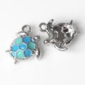 Detailweergave van schildpadbedels met blauw en muntgroen emaille op zilver metaal - Drievoudige Laag Zilver