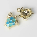 Detailopname van schildpadhanger met blauw emaille honingraatpatroon en goudlaag - Goud 1