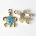 Macro-opname van blauwe schildpadhangers van goudlegering voor DIY-sieradenontwerp - Goud 2