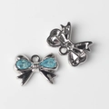 Detalle de colgante de lazo azul con base plateada y anillo para joyería artesanal - Base de Plata Azul