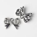 Detalle macro de colgantes de lazo plateados con circonitas para creación de joyas DIY - Base de Plata Blanco