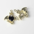 Details der fledermausflügel-herzanhänger mit schwarzen zirkon-inlays und goldrahmen - Goldbasis Schwarz